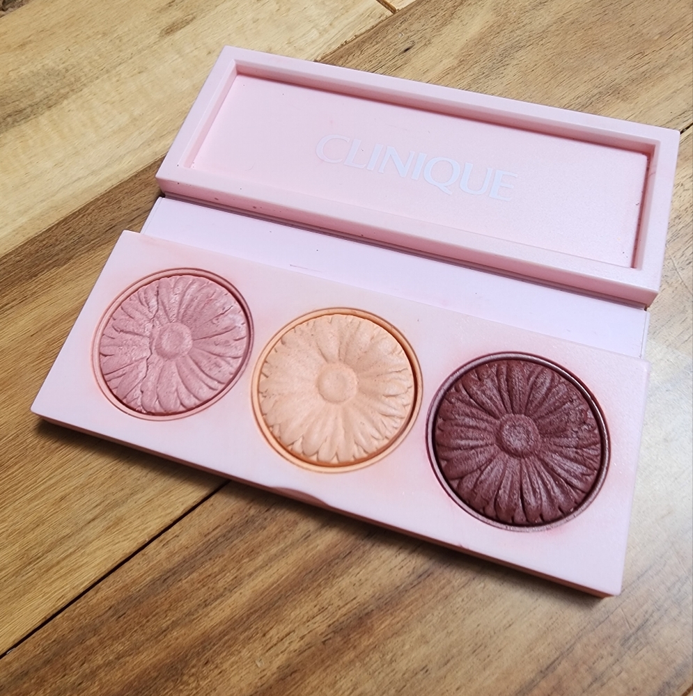 Clinique Blush Trio Palette in Warm Up